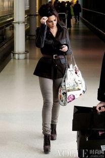 明星穿棕色衣搭配,明星穿搭演绎时尚新风尚