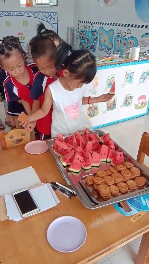 排队吃瓜的视频