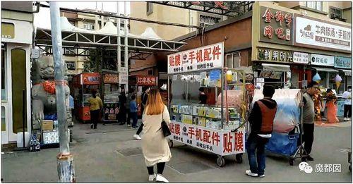 网红去街上摆摊卖东西,体验生活新风尚