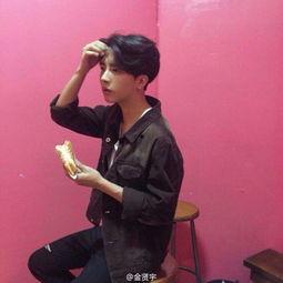 帅气小伙网红歌曲视频,魅力四溢！帅气小伙网红歌曲视频引全网热议