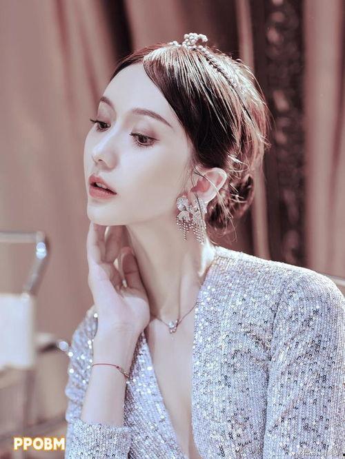 明星杂志画报,明星杂志画报里的时尚盛宴