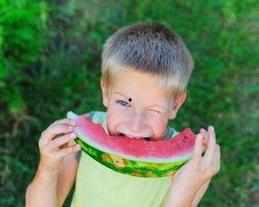 躺床上咧嘴笑吃瓜,轻松享受夏日悠闲时光